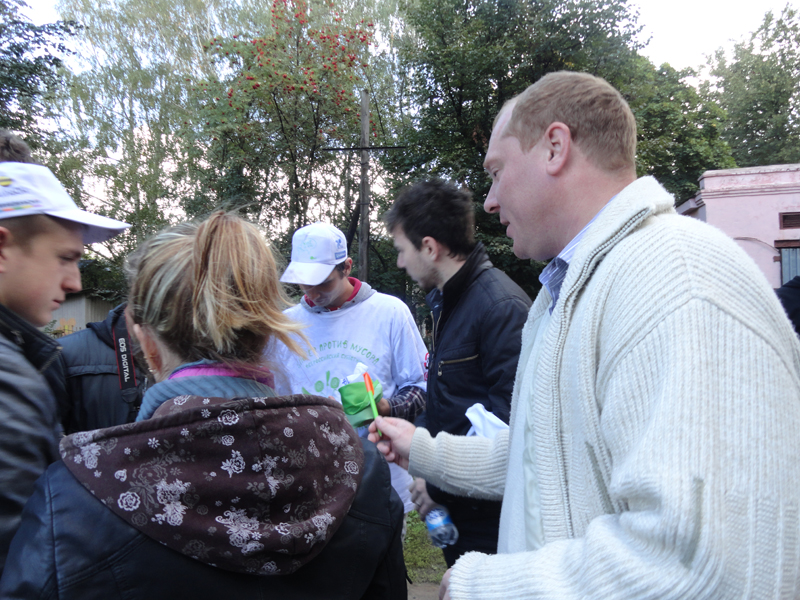 Фото к Сотрудники информационного центра присоединились к акции «Блогер против мусора»