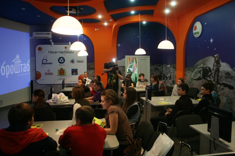 Фото к Американские и владимирские волонтеры обменялись опытом в информационном центре по атомной энергии.