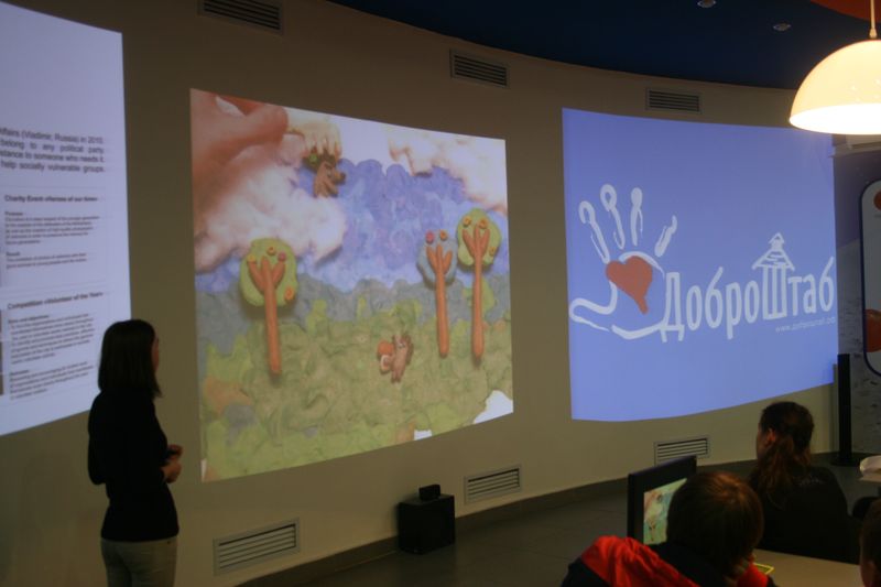 Фото к Американские и владимирские волонтеры обменялись опытом в информационном центре по атомной энергии.