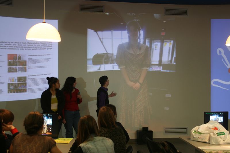 Фото к Американские и владимирские волонтеры обменялись опытом в информационном центре по атомной энергии.