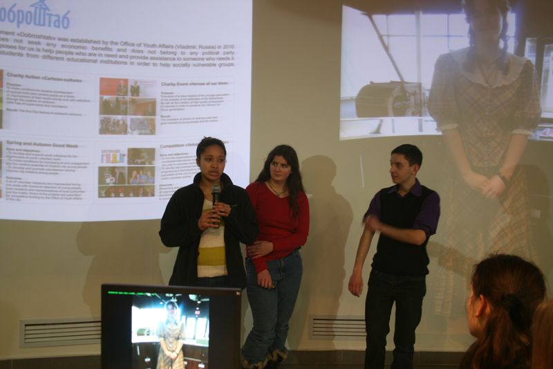 Фото к Американские и владимирские волонтеры обменялись опытом в информационном центре по атомной энергии.