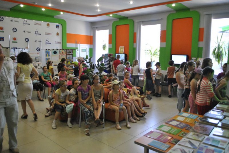 Фото к Каникулы владимирские школьники проводят в информационном центре по атомной энергии.