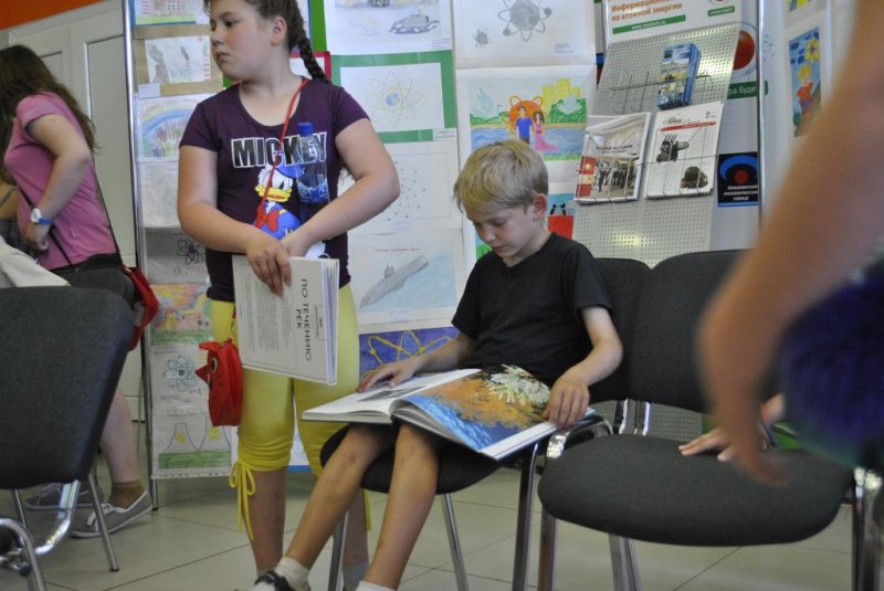 Фото к Каникулы владимирские школьники проводят в информационном центре по атомной энергии.