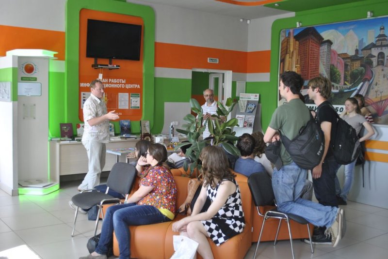 Фото к Американские студенты приняли участие в проекте информационного центра по атомной энергии города Владимира «Игры разума».