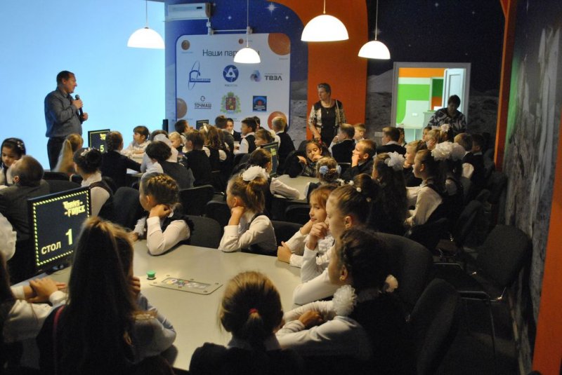 Фото к В День знаний владимирские школьники вспоминали Конституцию Российской Федерации.