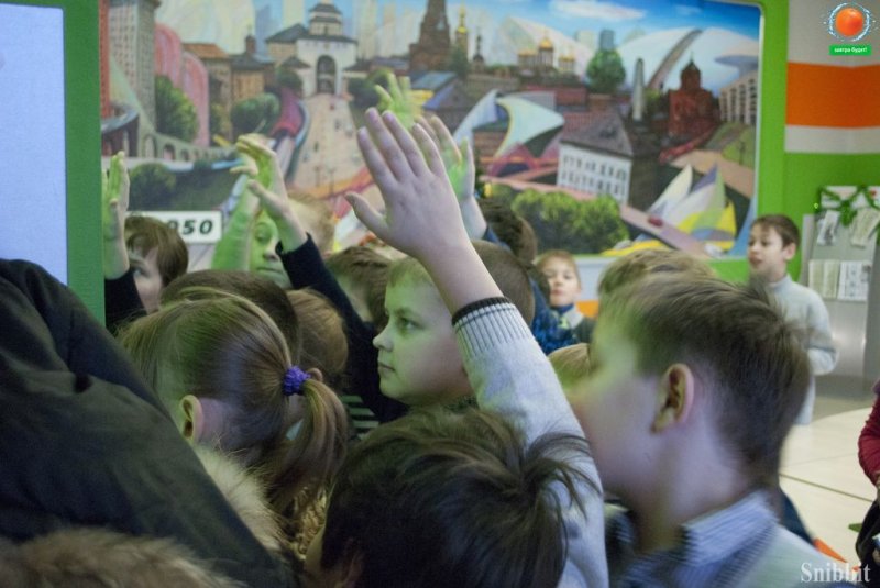 Фото к Победитель владимирского городского конкурса «Педагог года» Елена Таланова посетила информационный центр по атомной энергии