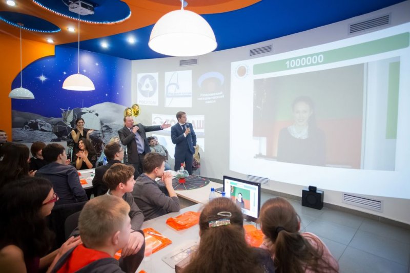 Фото к Миллионным посетителем сети информационных центров по атомной энергии стала ученица школы № 8 города Владимира