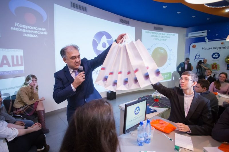 Фото к Миллионным посетителем сети информационных центров по атомной энергии стала ученица школы № 8 города Владимира