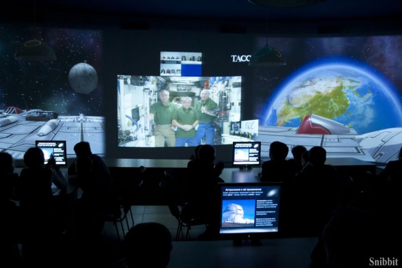 Фото к Привет с орбиты: ученики из 25 школы в режиме онлайн увидели видеотрансляцию сеанса связи с МКС. 