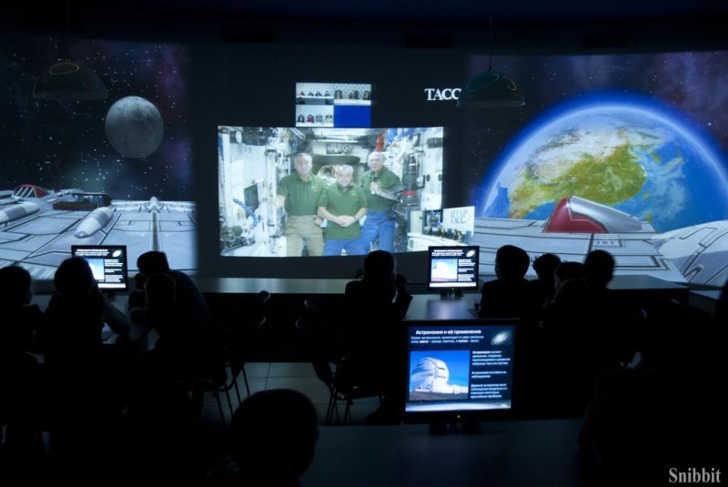 Фото к Привет с орбиты: ученики из 25 школы в режиме онлайн увидели видеотрансляцию сеанса связи с МКС. 