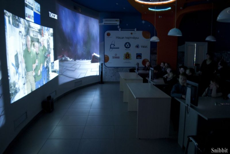 Фото к Привет с орбиты: ученики из 25 школы в режиме онлайн увидели видеотрансляцию сеанса связи с МКС. 