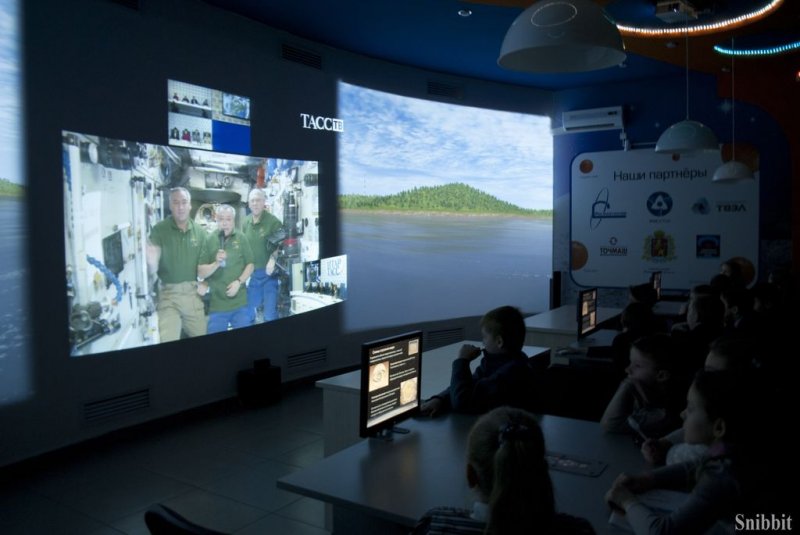 Фото к Привет с орбиты: ученики из 25 школы в режиме онлайн увидели видеотрансляцию сеанса связи с МКС. 