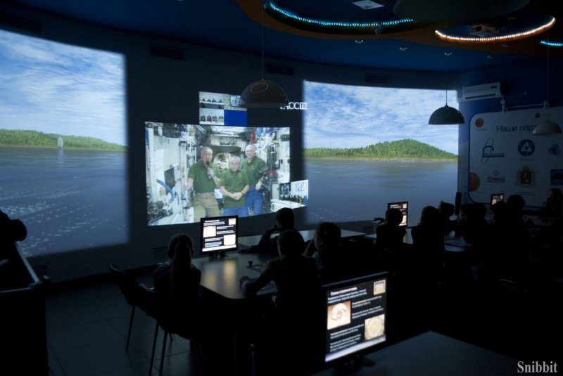 Фото к Привет с орбиты: ученики из 25 школы в режиме онлайн увидели видеотрансляцию сеанса связи с МКС. 