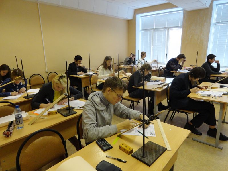 Фото к Старшеклассники из Владимирской области рассчитали деформацию пружин в чёрном ящике и изучили приключения пробирки