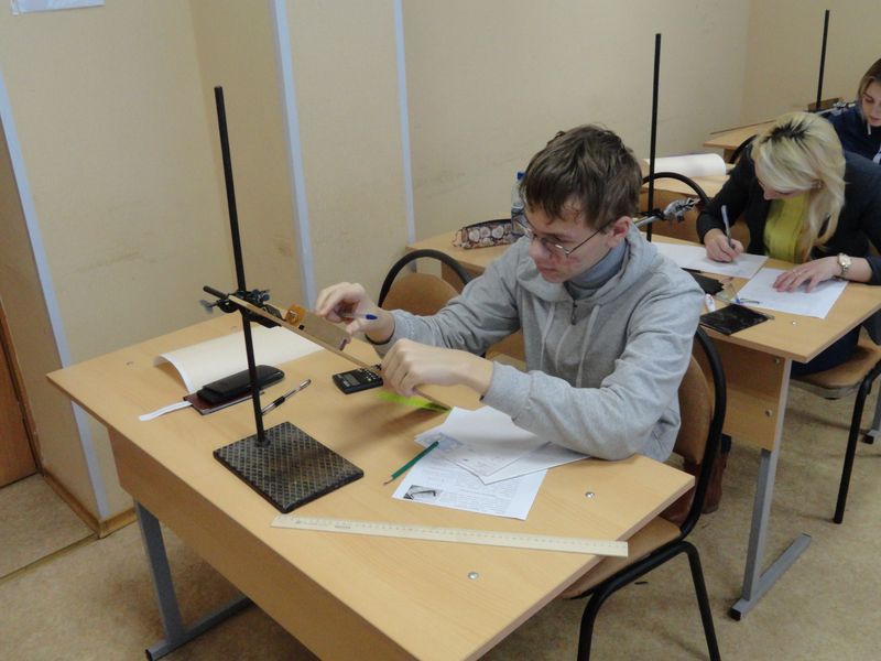 Фото к Старшеклассники из Владимирской области рассчитали деформацию пружин в чёрном ящике и изучили приключения пробирки