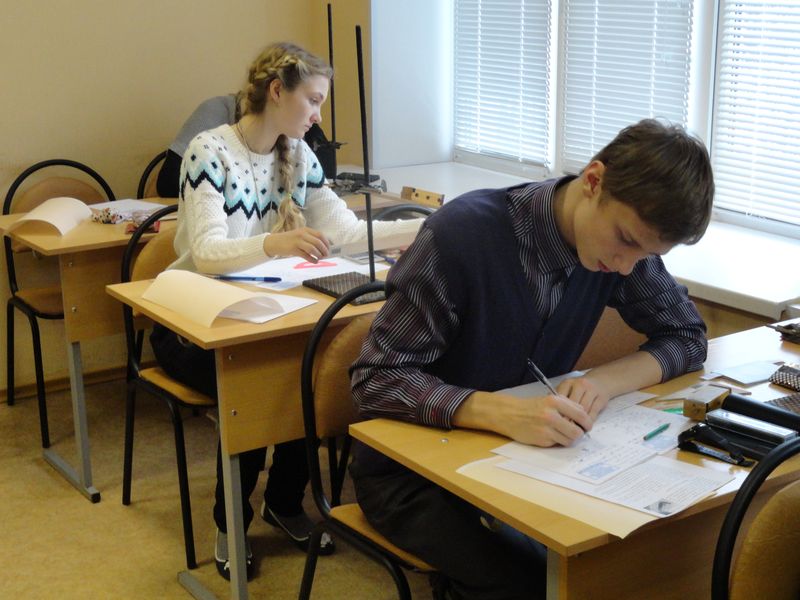 Фото к Старшеклассники из Владимирской области рассчитали деформацию пружин в чёрном ящике и изучили приключения пробирки