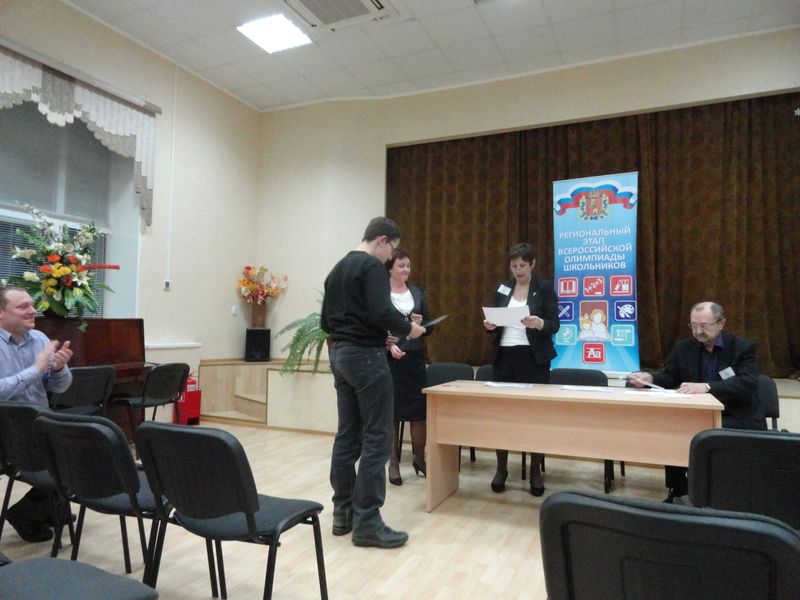 Фото к Старшеклассники из Владимирской области рассчитали деформацию пружин в чёрном ящике и изучили приключения пробирки