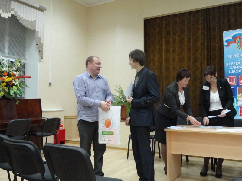 Фото к Старшеклассники из Владимирской области рассчитали деформацию пружин в чёрном ящике и изучили приключения пробирки