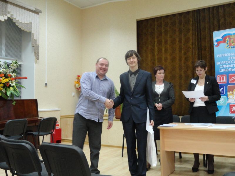 Фото к Старшеклассники из Владимирской области рассчитали деформацию пружин в чёрном ящике и изучили приключения пробирки