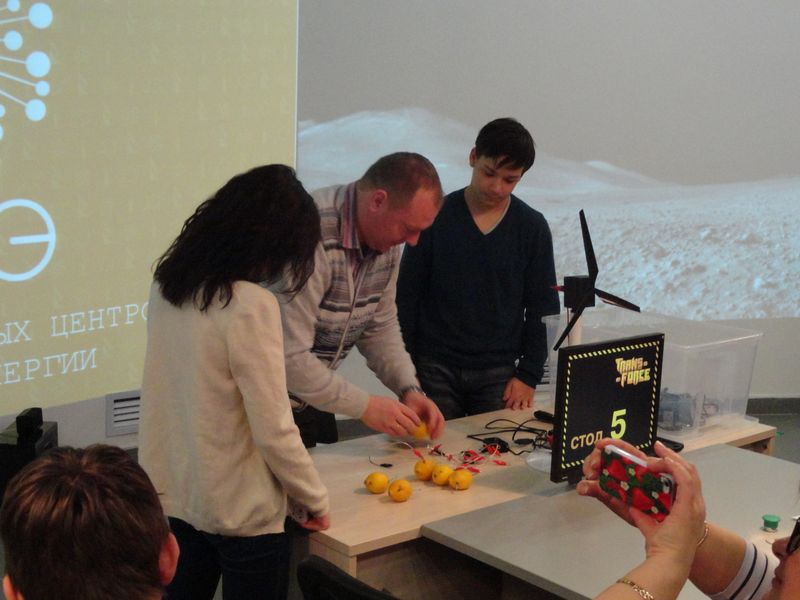 Фото к От фруктовой батарейки до энергии Солнца и ветра: в ИЦАЭ Владимира завершилась Неделя высоких технологий