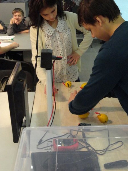 Фото к От фруктовой батарейки до энергии Солнца и ветра: в ИЦАЭ Владимира завершилась Неделя высоких технологий