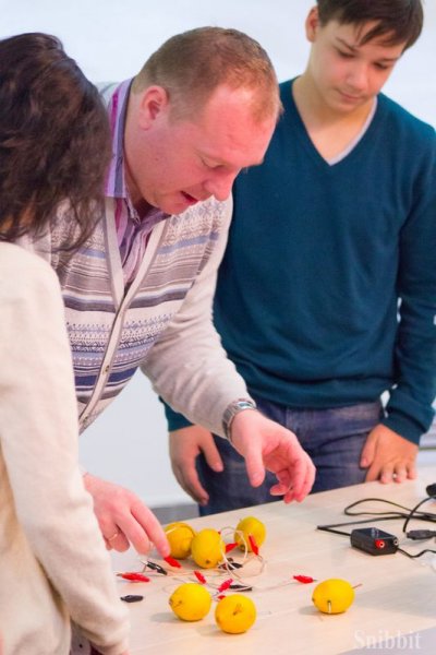 Фото к От фруктовой батарейки до энергии Солнца и ветра: в ИЦАЭ Владимира завершилась Неделя высоких технологий