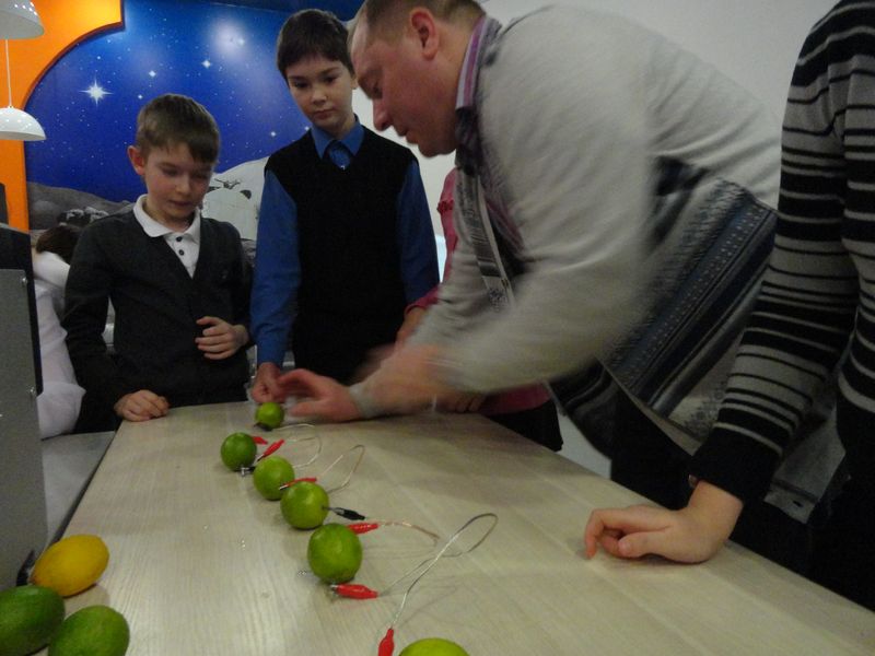 Фото к От фруктовой батарейки до энергии Солнца и ветра: в ИЦАЭ Владимира завершилась Неделя высоких технологий