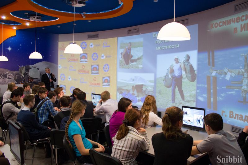 Фото к Профессия — космонавт: владимирские школьники встретились с космонавтом-испытателем Олегом Новицким