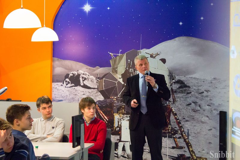 Фото к Профессия — космонавт: владимирские школьники встретились с космонавтом-испытателем Олегом Новицким