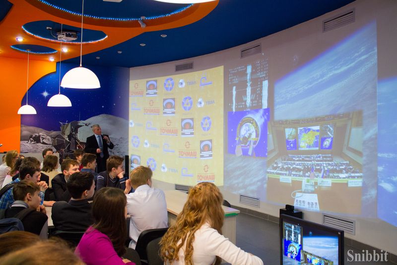 Фото к Профессия — космонавт: владимирские школьники встретились с космонавтом-испытателем Олегом Новицким