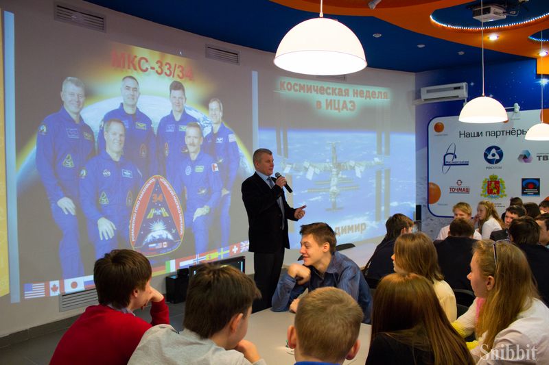 Фото к Профессия — космонавт: владимирские школьники встретились с космонавтом-испытателем Олегом Новицким