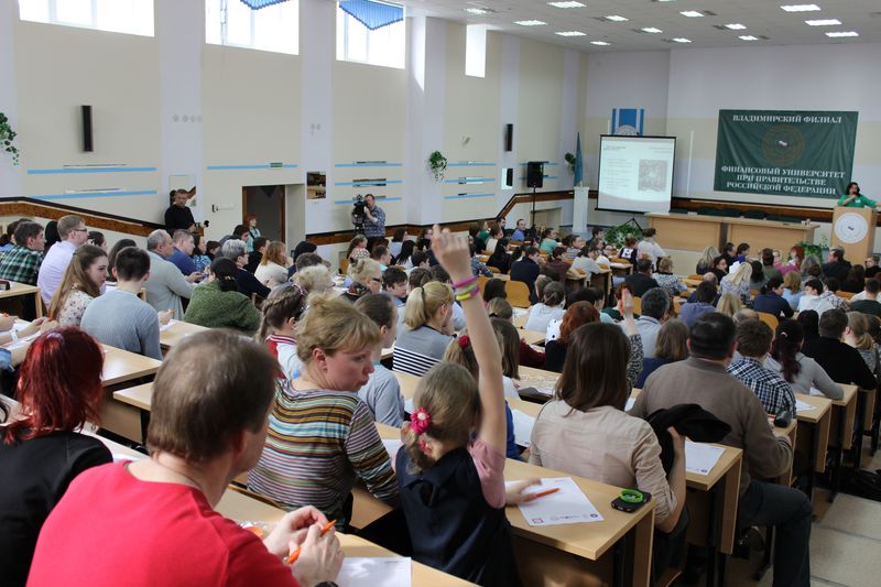 Фото к Тотальный диктант во Владимире: более 180 владимирцев решили проверить свою грамотность