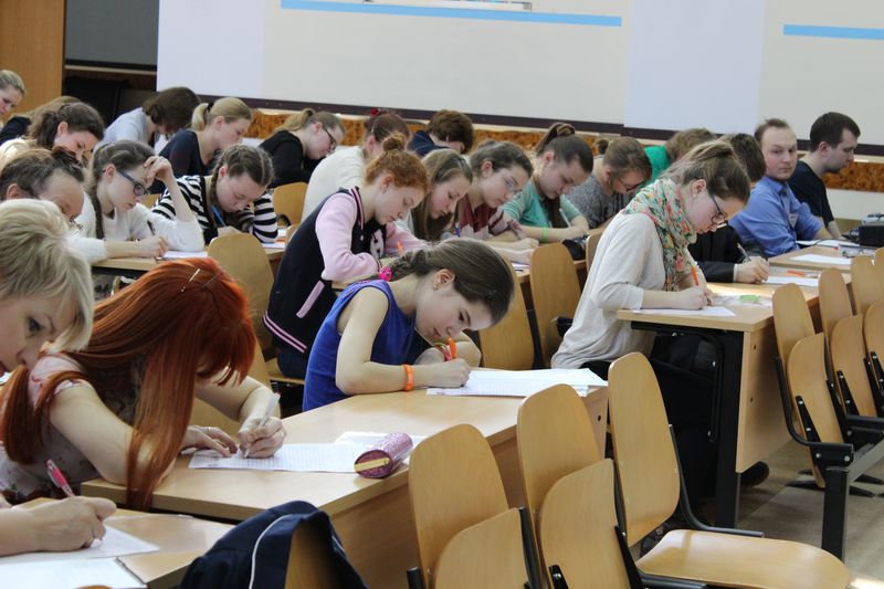 Фото к Тотальный диктант во Владимире: более 180 владимирцев решили проверить свою грамотность