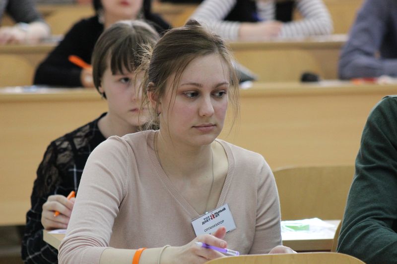 Фото к Тотальный диктант во Владимире: более 180 владимирцев решили проверить свою грамотность