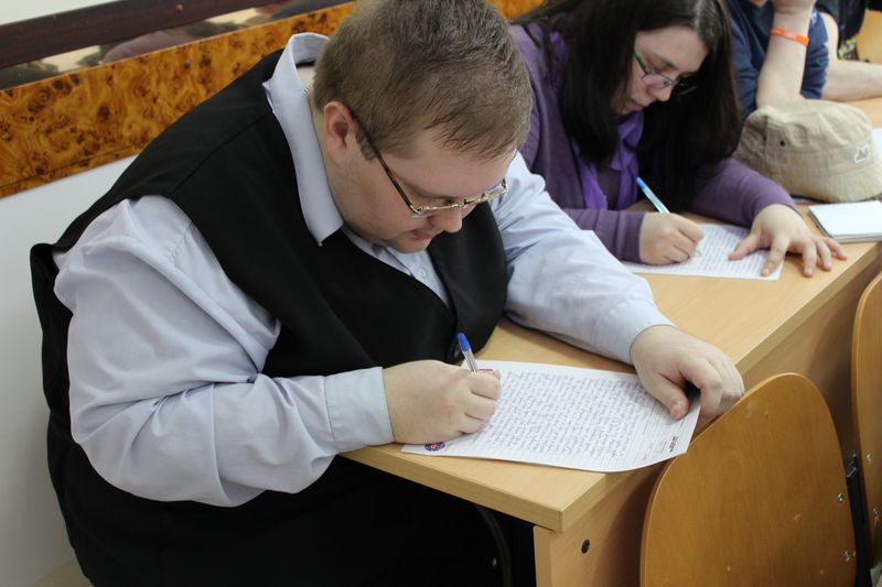 Фото к Тотальный диктант во Владимире: более 180 владимирцев решили проверить свою грамотность