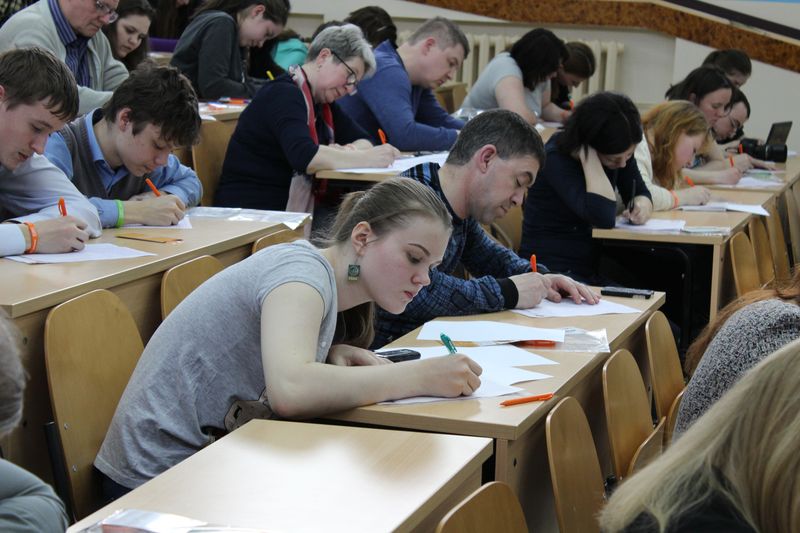 Фото к Тотальный диктант во Владимире: более 180 владимирцев решили проверить свою грамотность