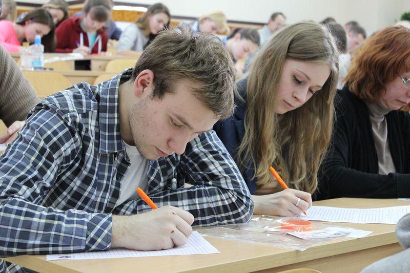 Фото к Тотальный диктант во Владимире: более 180 владимирцев решили проверить свою грамотность