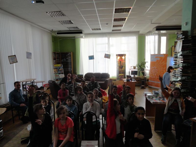 Фото к Сотрудники ИЦАЭ Владимира подарили участникам «Библионочи» оранжевое настроение