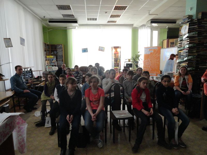 Фото к Сотрудники ИЦАЭ Владимира подарили участникам «Библионочи» оранжевое настроение