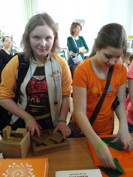 Фото к Сотрудники ИЦАЭ Владимира подарили участникам «Библионочи» оранжевое настроение