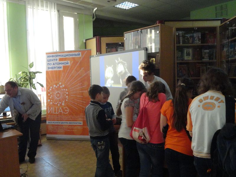 Фото к Сотрудники ИЦАЭ Владимира подарили участникам «Библионочи» оранжевое настроение