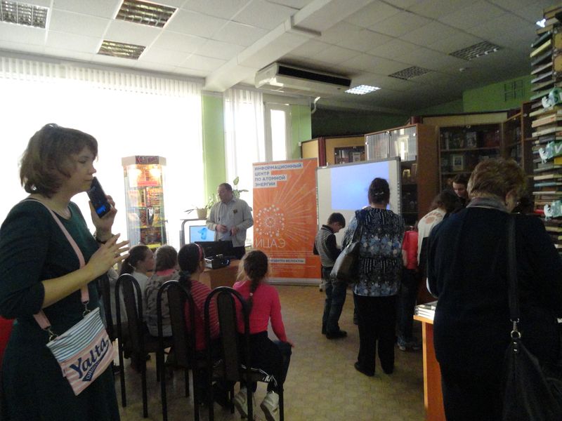 Фото к Сотрудники ИЦАЭ Владимира подарили участникам «Библионочи» оранжевое настроение