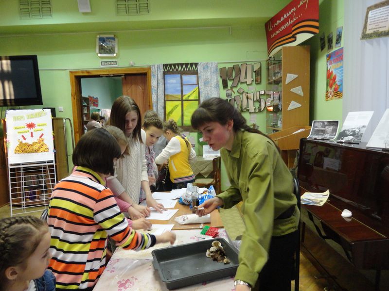 Фото к Сотрудники ИЦАЭ Владимира подарили участникам «Библионочи» оранжевое настроение