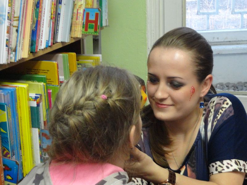 Фото к Сотрудники ИЦАЭ Владимира подарили участникам «Библионочи» оранжевое настроение